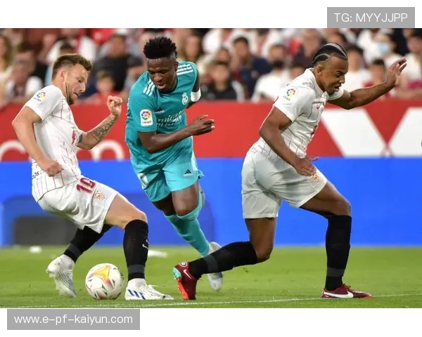 塞维利亚角球战术奏效，拉基蒂奇禁区外抽射写意